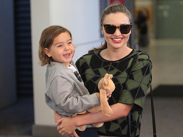 Flynn tung tăng bên mẹ Miranda Kerr - 5