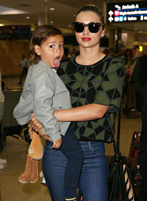 Flynn tung tăng bên mẹ Miranda Kerr - 7