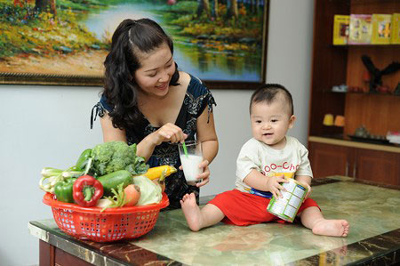 Cho con uống sữa nội mới là mẹ khôn - 1