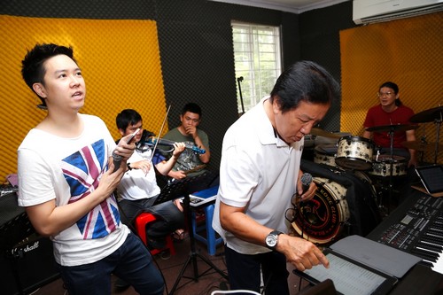 Elvis Phương chăm chỉ tập luyện trước giờ G - 4