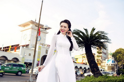 Vũ Hoàng Điệp quot;thổi hồn#039; áo dài trước chợ Bến Thành - 3