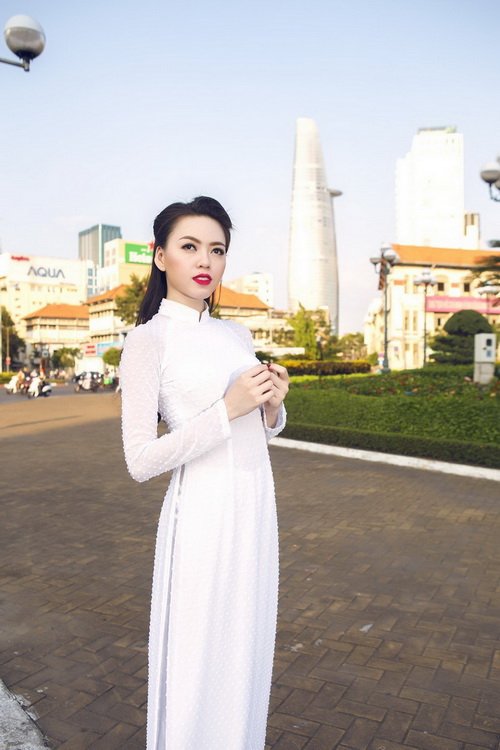 Vũ Hoàng Điệp quot;thổi hồn#039; áo dài trước chợ Bến Thành - 5