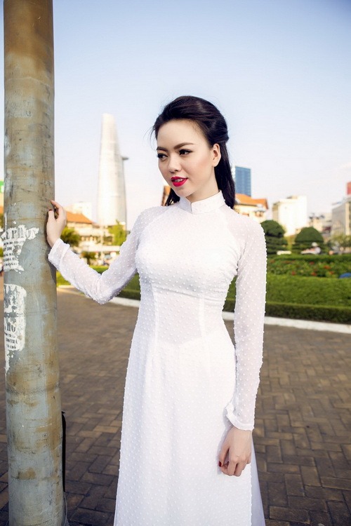 Vũ Hoàng Điệp quot;thổi hồn#039; áo dài trước chợ Bến Thành - 6