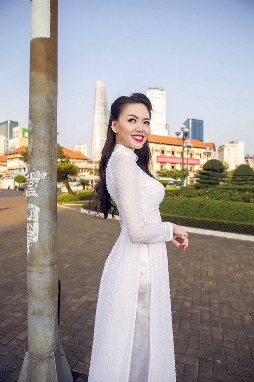 Vũ Hoàng Điệp quot;thổi hồn#039; áo dài trước chợ Bến Thành - 7