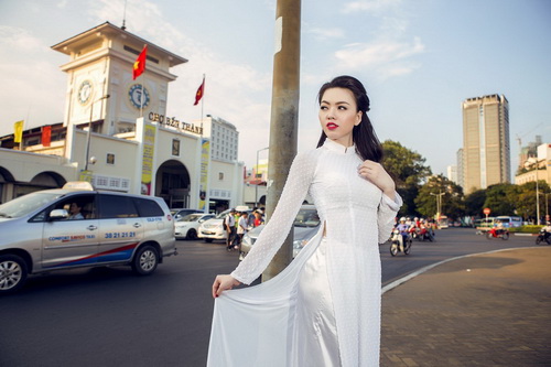 Vũ Hoàng Điệp quot;thổi hồn#039; áo dài trước chợ Bến Thành - 8