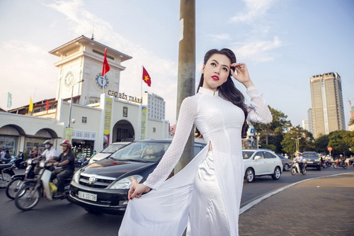 Vũ Hoàng Điệp quot;thổi hồn#039; áo dài trước chợ Bến Thành - 9