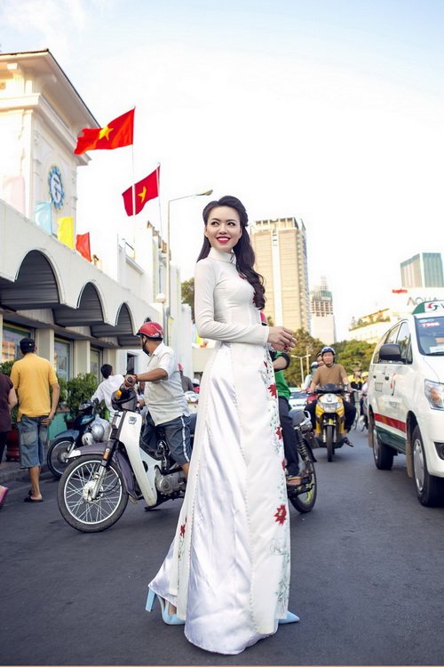 Vũ Hoàng Điệp quot;thổi hồn#039; áo dài trước chợ Bến Thành - 10