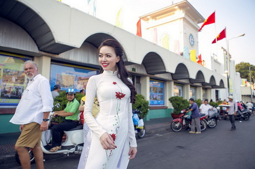 Vũ Hoàng Điệp quot;thổi hồn#039; áo dài trước chợ Bến Thành - 11