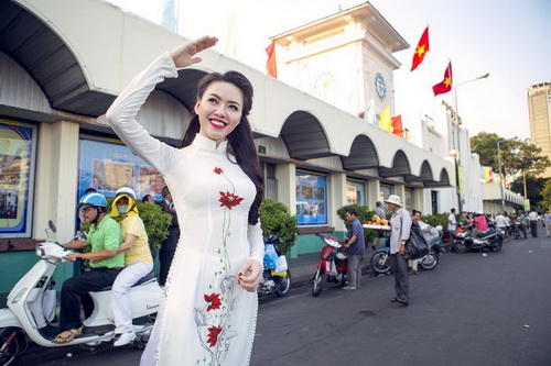 Vũ Hoàng Điệp quot;thổi hồn#039; áo dài trước chợ Bến Thành - 12