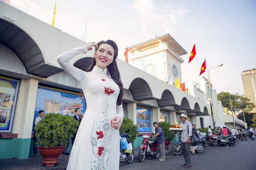 Vũ Hoàng Điệp quot;thổi hồn#039; áo dài trước chợ Bến Thành - 13
