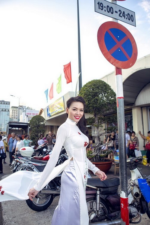 Vũ Hoàng Điệp quot;thổi hồn#039; áo dài trước chợ Bến Thành - 14