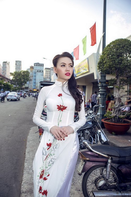 Vũ Hoàng Điệp quot;thổi hồn#039; áo dài trước chợ Bến Thành - 15