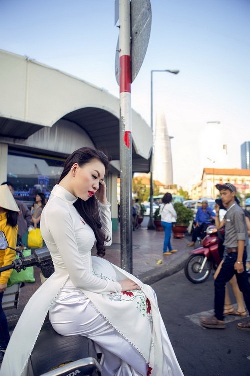 Vũ Hoàng Điệp quot;thổi hồn#039; áo dài trước chợ Bến Thành - 17