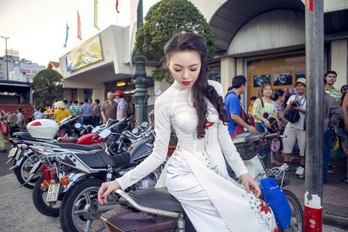 Vũ Hoàng Điệp quot;thổi hồn#039; áo dài trước chợ Bến Thành - 19