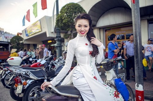 Vũ Hoàng Điệp quot;thổi hồn#039; áo dài trước chợ Bến Thành - 20