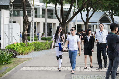 Khánh My thích thú đi xem vịt cùng quot;trai lạquot; - 2