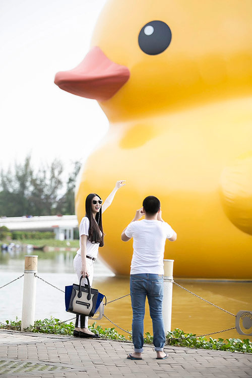 Khánh My thích thú đi xem vịt cùng quot;trai lạquot; - 5