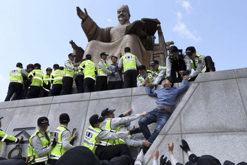 Phà Sewol: Người nhà nạn nhân kéo tới dinh Tổng thống - 1