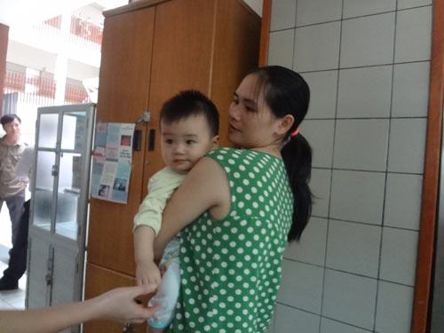 Bé trai 6 tuổi hôn mê vì hóc thạch - 2