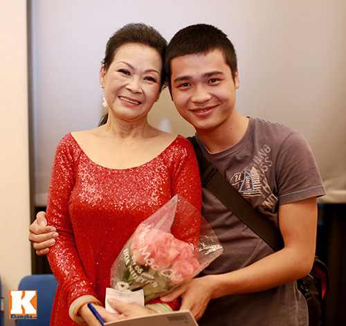 Khán giả xếp hàng dài chụp hình cùng Khánh Ly - 10