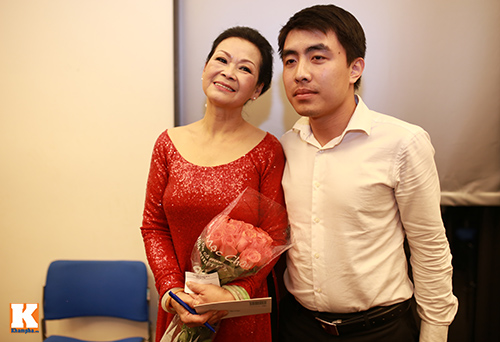Khán giả xếp hàng dài chụp hình cùng Khánh Ly - 9