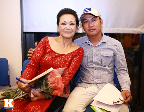 Khán giả xếp hàng dài chụp hình cùng Khánh Ly - 8