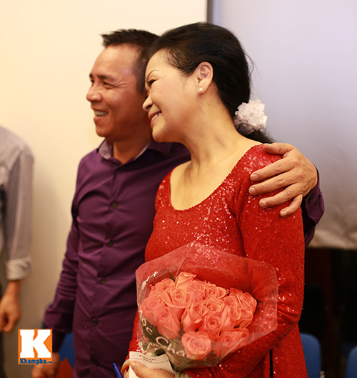 Khán giả xếp hàng dài chụp hình cùng Khánh Ly - 7