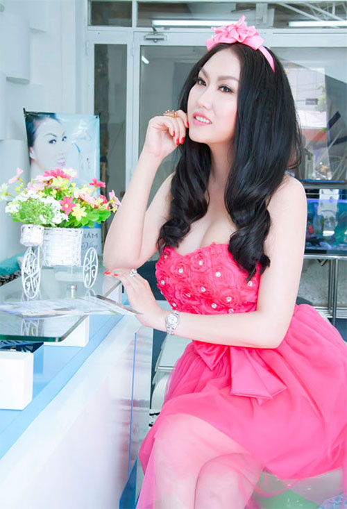 quot;Đau mắtquot; vì váy hồng của Phi Thanh Vân - 2