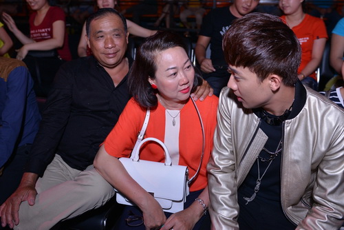 Trấn Thành ôm mẹ sau khi chia tay bạn gái - 6