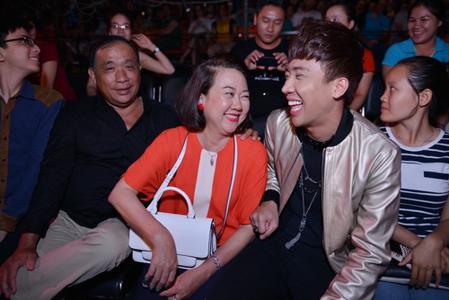 Trấn Thành ôm mẹ sau khi chia tay bạn gái - 7