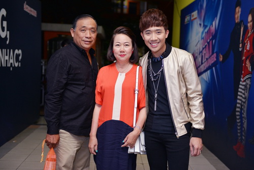 Trấn Thành ôm mẹ sau khi chia tay bạn gái - 1