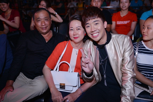 Trấn Thành ôm mẹ sau khi chia tay bạn gái - 9