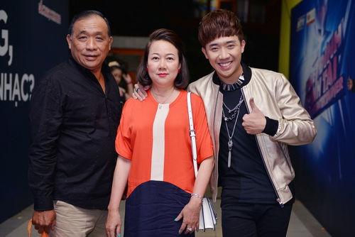 Trấn Thành ôm mẹ sau khi chia tay bạn gái - 2