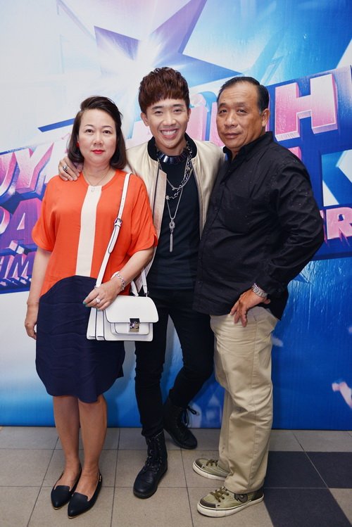 Trấn Thành ôm mẹ sau khi chia tay bạn gái - 3