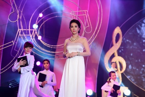 HH Thu Hoài quot;khớpquot; khi đứng cạnh Elvis Phương - 3