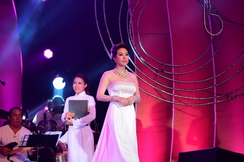 HH Thu Hoài quot;khớpquot; khi đứng cạnh Elvis Phương - 4