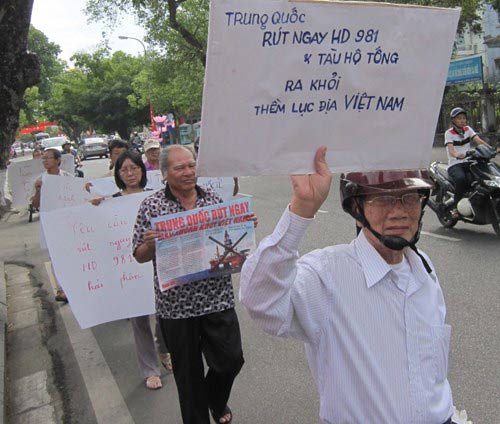 Người dân Huế - Đà Nẵng mít tinh phản đối Trung Quốc - 8