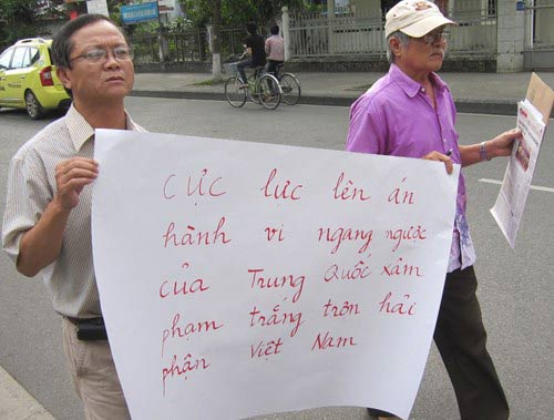 Người dân Huế - Đà Nẵng mít tinh phản đối Trung Quốc - 9