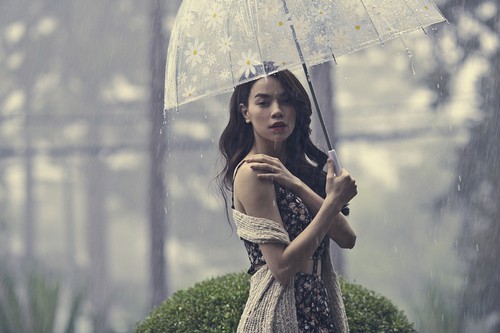 Hà Hồ hiu quạnh, lẻ bóng trong mưa lạnh - 8