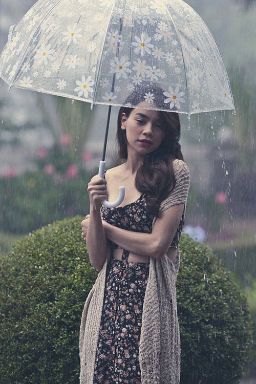 Hà Hồ hiu quạnh, lẻ bóng trong mưa lạnh - 1