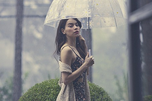 Hà Hồ hiu quạnh, lẻ bóng trong mưa lạnh - 2