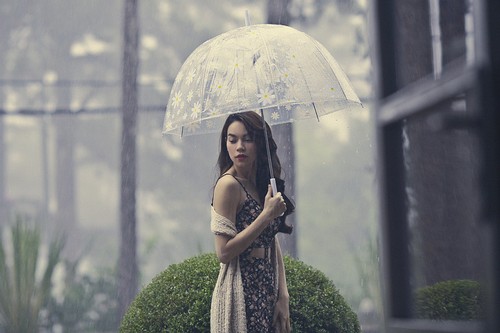 Hà Hồ hiu quạnh, lẻ bóng trong mưa lạnh - 3