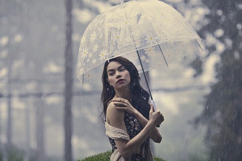 Hà Hồ hiu quạnh, lẻ bóng trong mưa lạnh - 4
