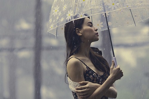 Hà Hồ hiu quạnh, lẻ bóng trong mưa lạnh - 5