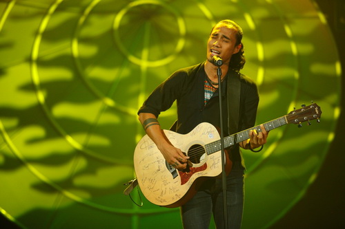 Siu Black in hình quốc kỳ lên má - 10