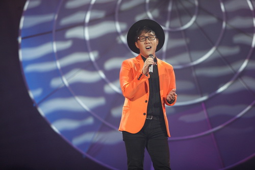 Siu Black in hình quốc kỳ lên má - 12