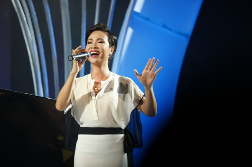 Siu Black in hình quốc kỳ lên má - 13