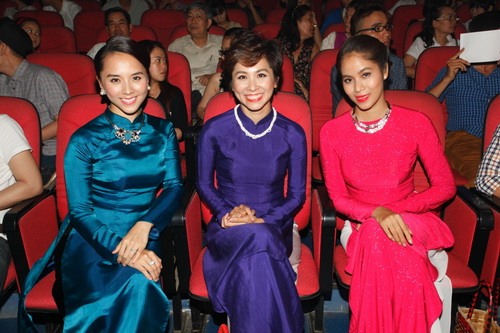 Siu Black in hình quốc kỳ lên má - 16