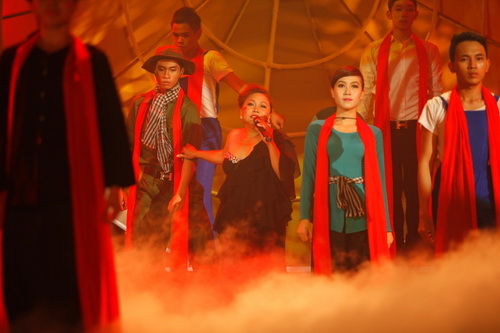 Siu Black in hình quốc kỳ lên má - 4