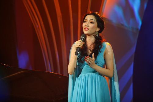 Siu Black in hình quốc kỳ lên má - 14